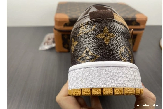 WHITE-LouiV (WITH JORDAN -LouiV CASE) Top O-W AIR 1 Low 0523
